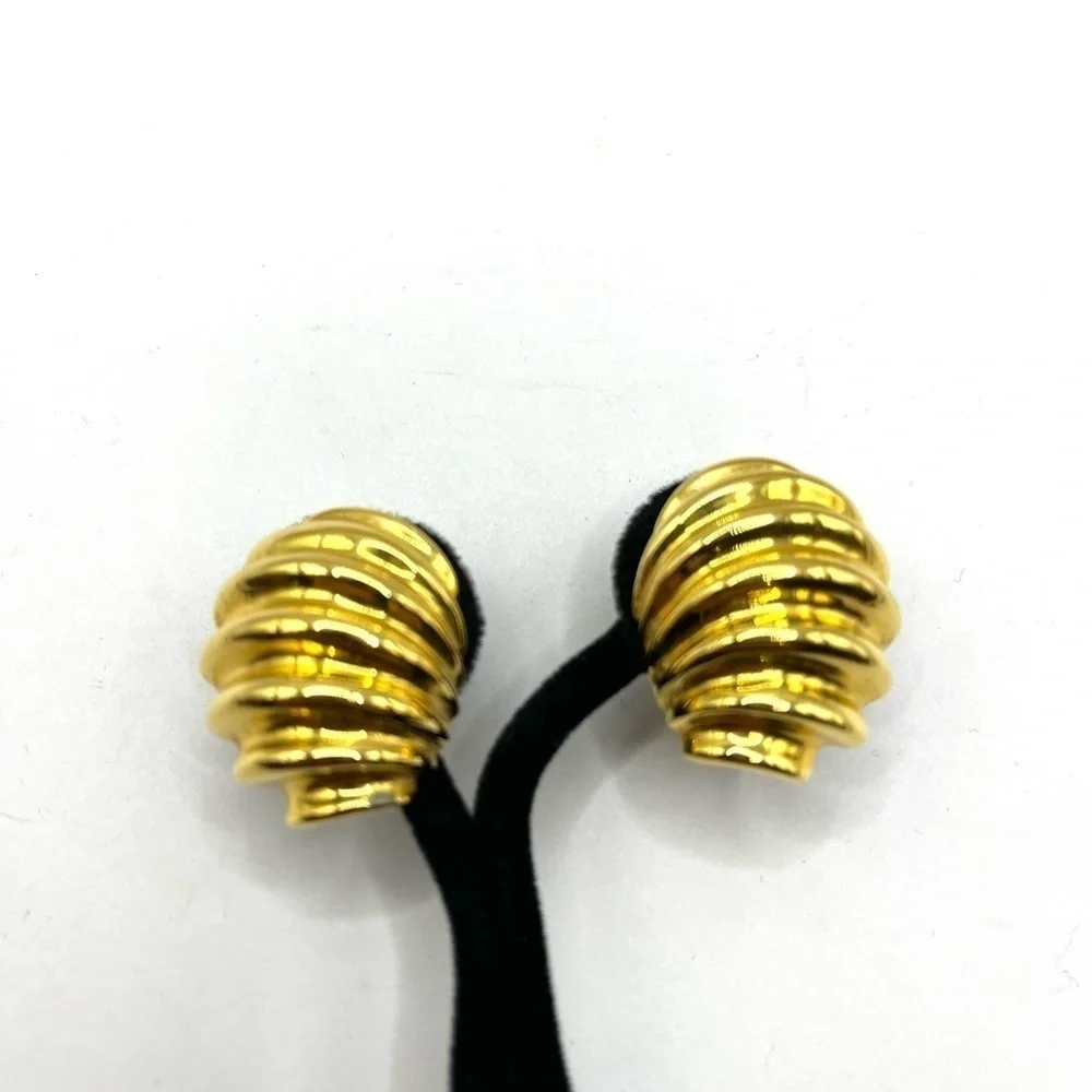 Ribbed Napier Gold Tone Shrimp Domed Chunky Earrings Large Screw back Vintage - Picture 4 of 13
